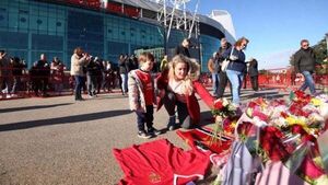 Manchester United fans head to Old Trafford to pay tribute to Bobby Charlton Manchester United fans head to Old Trafford to pay tribute to Bobby Charlton