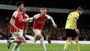 Arsenal pull level with Manchester City thanks to Burnley win Arsenal pull level with Manchester City thanks to Burnley win