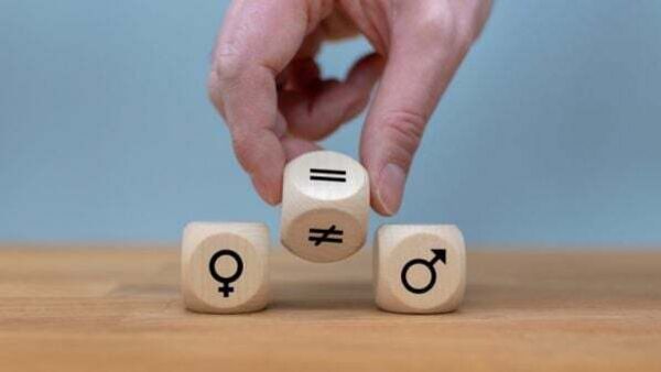 Almost three quarters of the top 1% of earners in 2022 were male