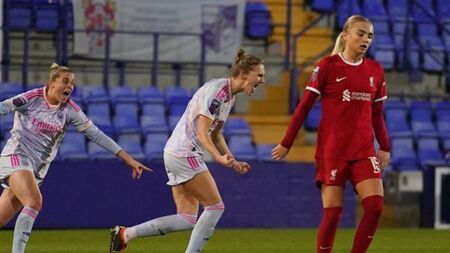 Arsenal and Manchester City both win to keep pace with WSL leaders Chelsea