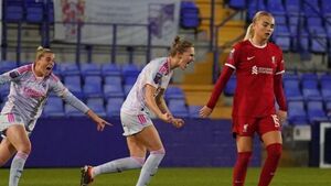 Arsenal and Manchester City both win to keep pace with WSL leaders Chelsea