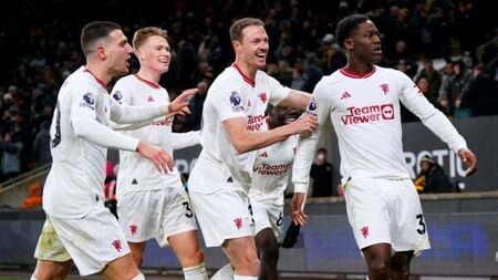 Man Utd snatch the points in seven-goal thriller at Wolves