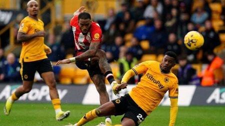 Ivan Toney on target again as Brentford win at Wolves