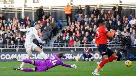 Rasmus Hojlund scores twice as Manchester United hold off Luton