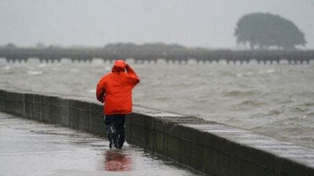 Met Éireann issues warning for persistent and heavy rain amid unusually high tides