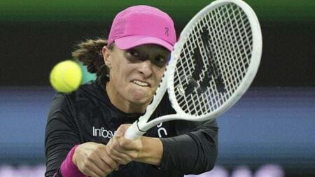 Iga Swiatek to face Caroline Wozniacki in Indian Wells quarter-finals