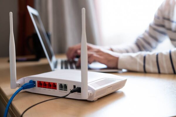 Fibre broadband is being rolled out across the South East, despite issues with one internet provider.