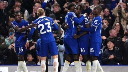 Chelsea launch late bid for European football with damaging defeat for Tottenham