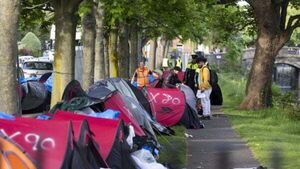 Asylum seeker tents cleared from Grand Canal Asylum seeker tents cleared from Grand Canal
