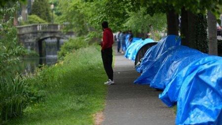 Up to 30 tents pitched along Grand Canal day after 100 cleared