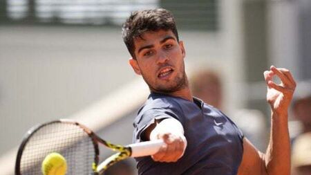 Carlos Alcaraz banishes injury fears with dominant opening win at Roland Garros
