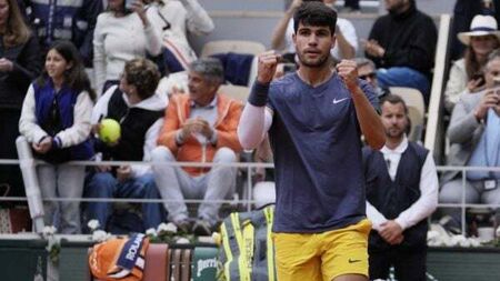 Carlos Alcaraz cruises into French Open quarter-finals