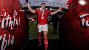 Jack Crowley shines as Munster beat Ospreys to earn home URC semi-final