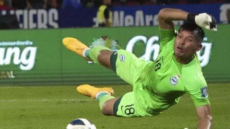 Chinese football fans pour money into food stall run by Singapore’s goalkeeper