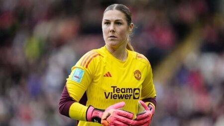 England goalkeeper Mary Earps to leave Manchester United