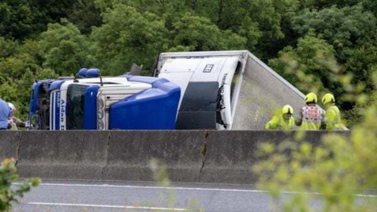 Section of M18 motorway in Clare closed off due to turned over lorry