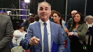Independent unionist Alex Easton unseats Alliance deputy leader in North Down Independent unionist Alex Easton unseats Alliance deputy leader in North Down