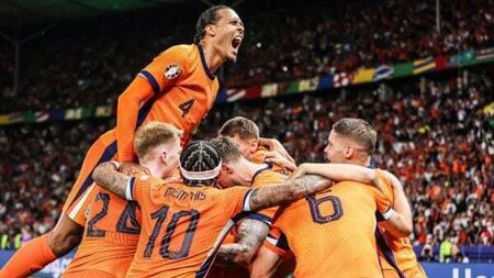 Muldur own goal sends Netherlands into semis