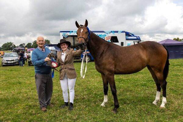 Champion Two Year Old Filly, sponsored by the Old Bank Restaurant, and presented by Mick Dunford, to Muireann O’Leary (winner). Champion Two Year Old Filly, sponsored by the Old Bank Restaurant, and presented by Mick Dunford, to Muireann O’Leary (winner).