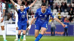 Padraig Amond signs new multi-year contract with Blues