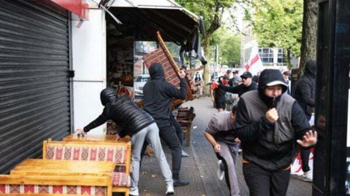 Those involved in Belfast violence will face full force of law, says PSNI officer