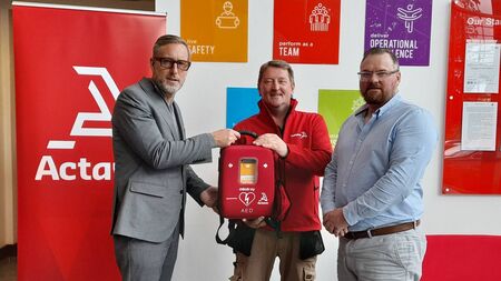 Local community hero receives receives new  defibrillator