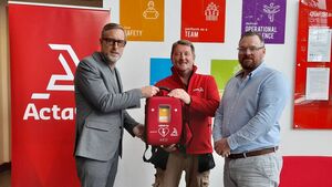 Local community hero receives receives new  defibrillator
