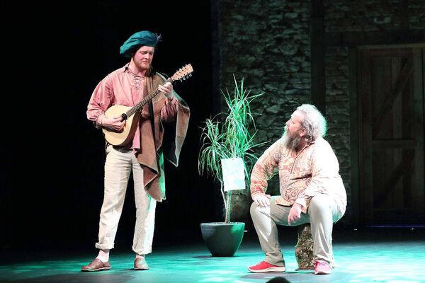 An excerpt of As You Like It presented by actors Joe Meagher & Cilian Jacob. Photos by Noel Browne An excerpt of As You Like It presented by actors Joe Meagher & Cilian Jacob. Photos by Noel Browne