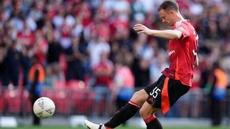 Jonny Evans misses from the spot as City beat United to Community Shield title