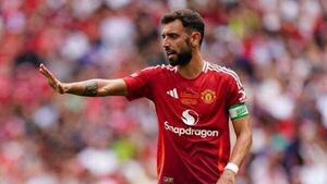 Bruno Fernandes signs new Manchester United deal