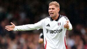 Emile Smith Rowe scores on his home debut as Fulham sink Leicester