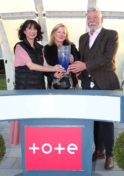 Maeve Leahy, Tote.ie presents the winners prize to owner Alison Delgano and her husband Calum Delgano after their horse, the Conor David Maxwell trained Mabel In May ridden by Kieran Buckley won the Tote, Never Beaten By SP Handicap Hurdle. 