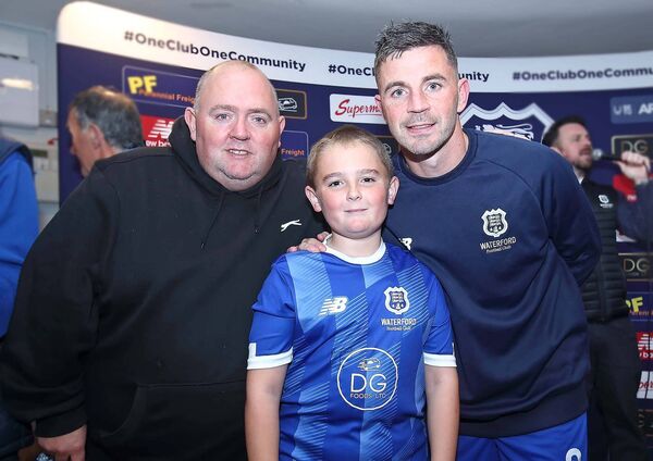 Waterford FC's Padraig Amond pictured with fans Greg and Adam Byrne.