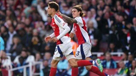 Arsenal hit back to see off Southampton and keep the pace at the top