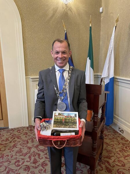 Deputy Mayor Frank Quinlan with the gift from the Markischer Kreis delegation.