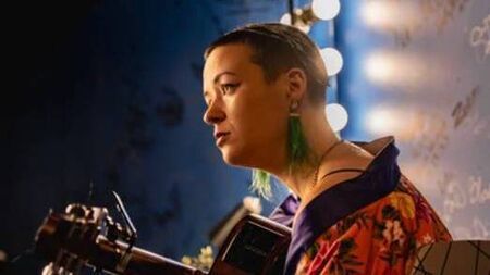 Critically acclaimed songwriter on way to Seantí