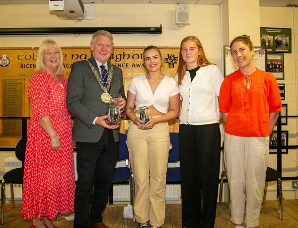 Kira Murphy receiving The Helga Weber Doyle ‘Senior Spirit of PE Award’. From left: Orla Bolger (Principal), Mayor Cllr Jason Murphy, Kira Murphy, Beth Carton (PE teacher), and Lauren Dermody (PE teacher).
