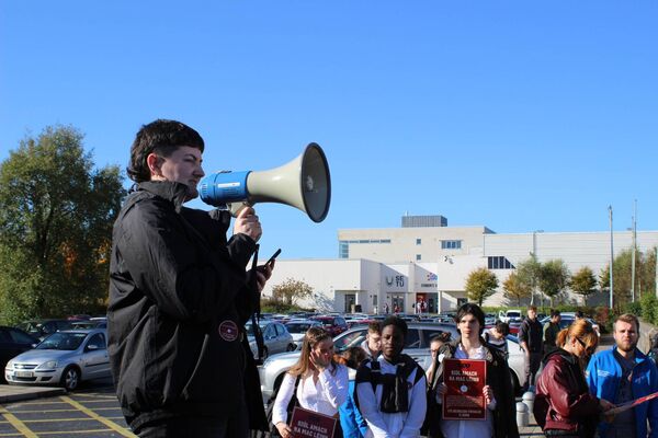 USI's Niamh Kennedy addresses students at the walkout at SETU.