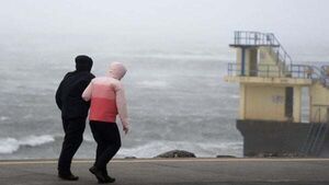 Storm Ashley: Thousands without power as 130km/h gusts recorded Storm Ashley: Thousands without power as 130km/h gusts recorded
