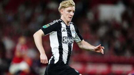 Anthony Gordon signs new contract at Newcastle