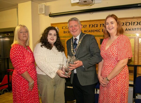 Chloe O'Brein Receiving The Senior History Award. From left to right: Orla Bolger (Principal), Chloe O’Brien, Mayor Cllr Jason Murphy, Rebecca Walsh (History teacher). Picture John Power