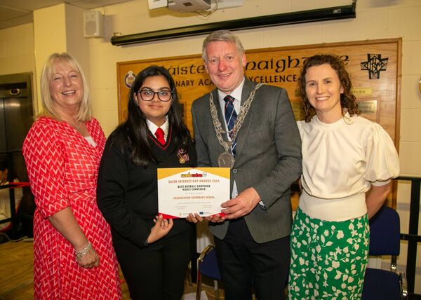  Bhuvneshwari Behl receiving The Webwise Safer Internet Day Award. From left to right: Orla Bolger (Principal), Bhuvneshwari Behl, Mayor Cllr Jason Murphy, Katherine O’Sullivan (TY and Digital Coordinator). Photo: John Power
