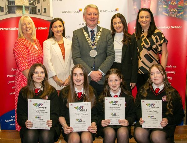 Pres24 5 JCSP Wrapp Around Certificates. From Left to Right: Back row: From left: Orla Bolger (Principal), Michelle Brannigan (JCSP Coordinator), Mayor Cllr Jason Murphy, Karen O’Neill (Arachas), Sponsers, and Karen Coffey (Arachas). Front row: Molly Simpson, Leah Barden, Lily Drohan, and Elodie Dooley. Photo: John Power
