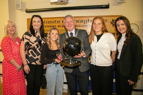 Ella Foley receiving The Senior Geography Award. From Left to Right: Orla Bolger (Principal), Karen Coffey (Arachas), Sponsers, Ella Foley, Mayor Cllr Jason Murphy, Beth Carton (Geography teacher), and Karen O’Neill (Arachas).