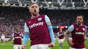 Jarrod Bowen penalty heaps pressure on Erik ten Hag as West Ham beat Man United