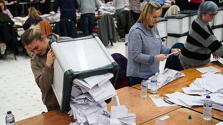 Tallies in general election suggest some trouble for big figures