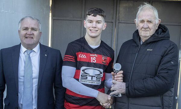 Ken Begley, J.J.Kavanagh &amp; Sons Sponsors presents the Man of the Match Award to Ballygunner's Eoin Cuddihy. included is Seasn Michael OâRegan, Chairman Co.GAA Board. Photo Sean Byrne