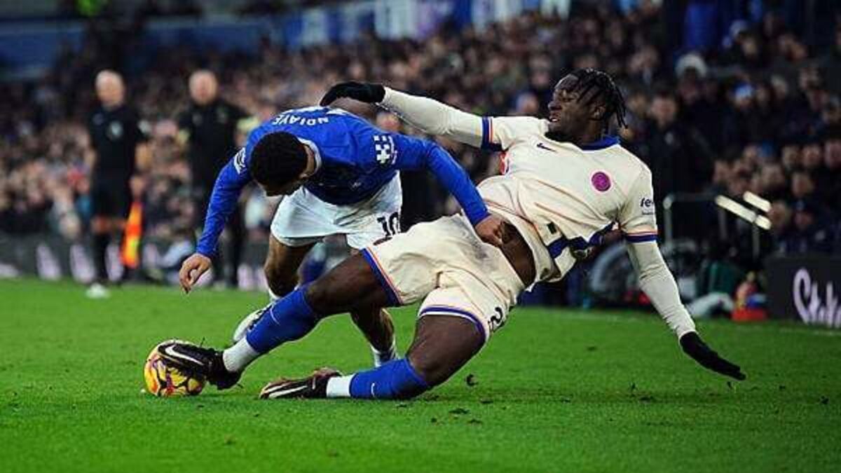 Chelsea miss out on top spot after being held to goalless draw at Everton