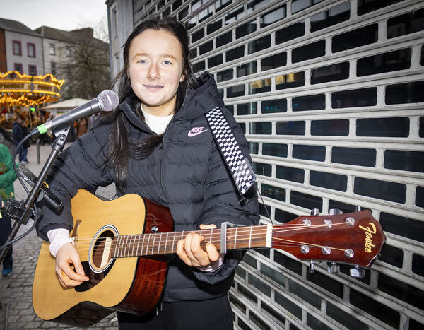 Amira, supporting Busk Aid for Tinteán House. Amira, supporting Busk Aid for Tinteán House.