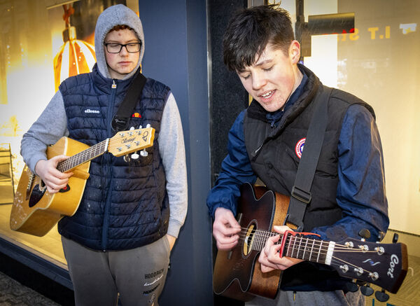 Conor Barry and Mike Darmody, supporting Busk Aid for Tinteán House. Conor Barry and Mike Darmody, supporting Busk Aid for Tinteán House.
